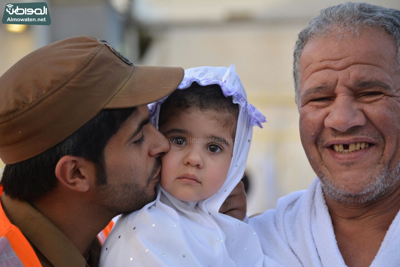 شاهد .. مشاعر أبويه حانيه من رجال الأمن للحجاج الأطفال