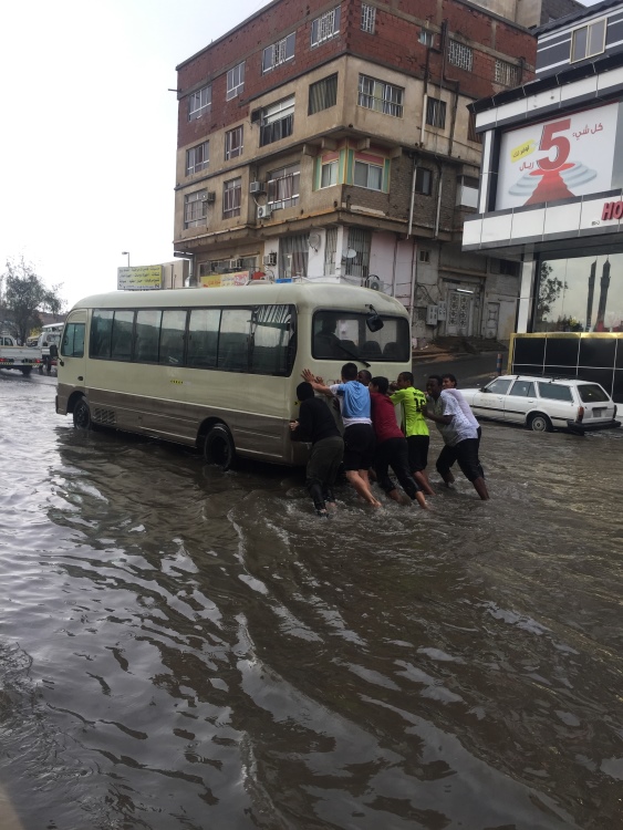 بالصور  .. شباب الطائف يتطوعون بإخراج المركبات المتعطلة والمحتجزين وسط مياه الأمطار