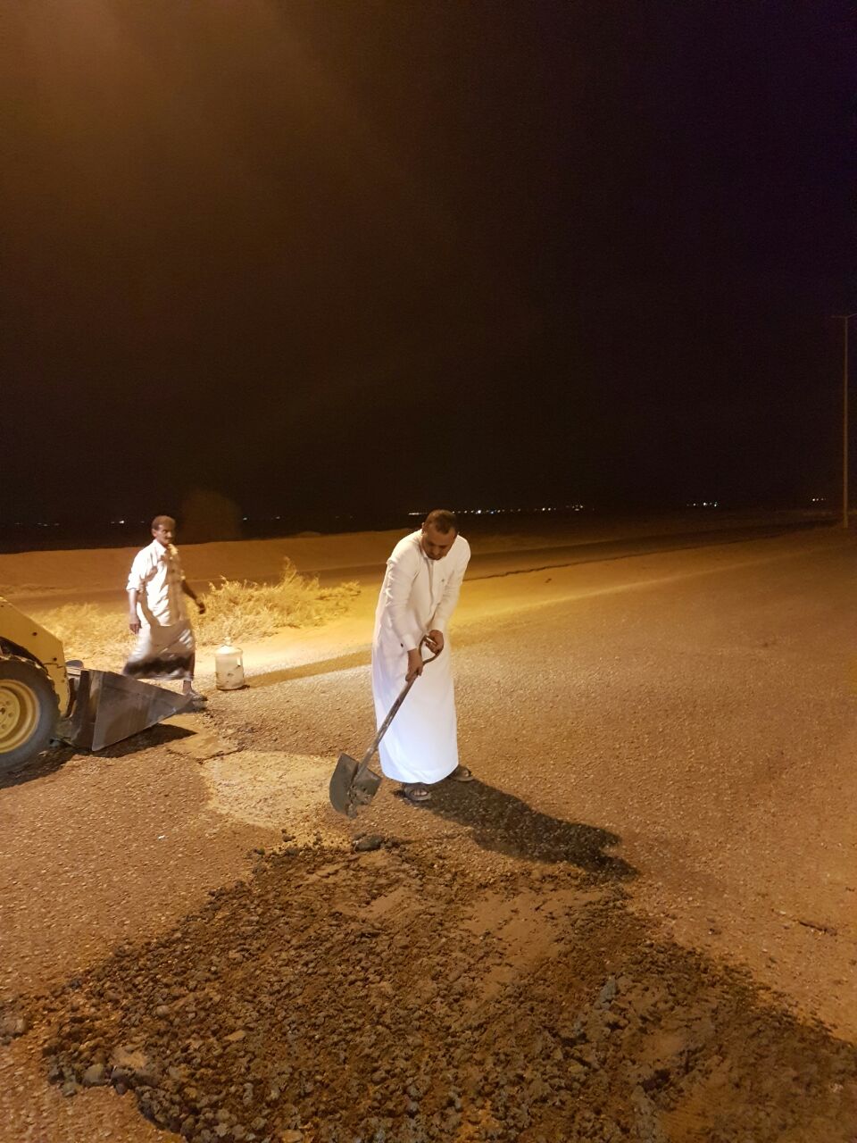 بالصور.. شباب جروف المسارحة يتطوعون بردم “حفريات الحوادث”