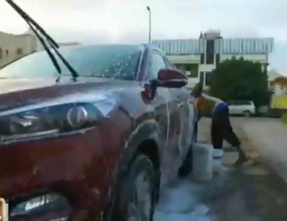 بالفيديو.. شباب سعودي يكسر ثقافة العيب ويعمل في غسل السيارات 