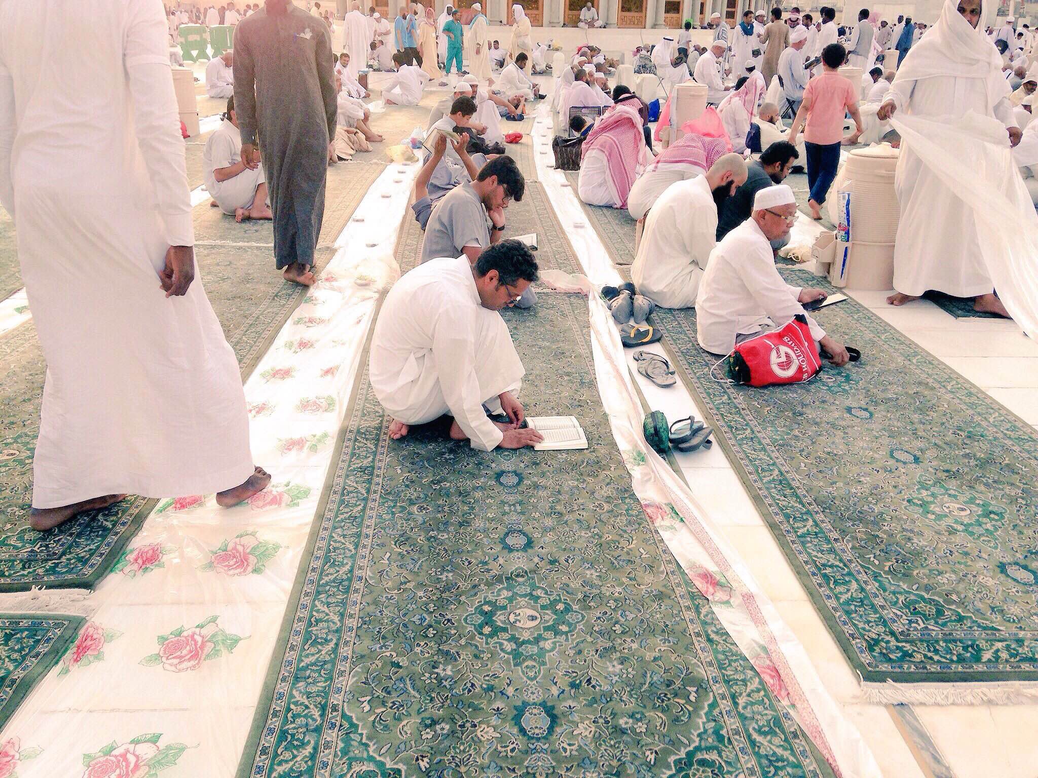 بالفيديو والصور.. شباب مكة همَم الجبال لإعداد موائد إفطار الحرم