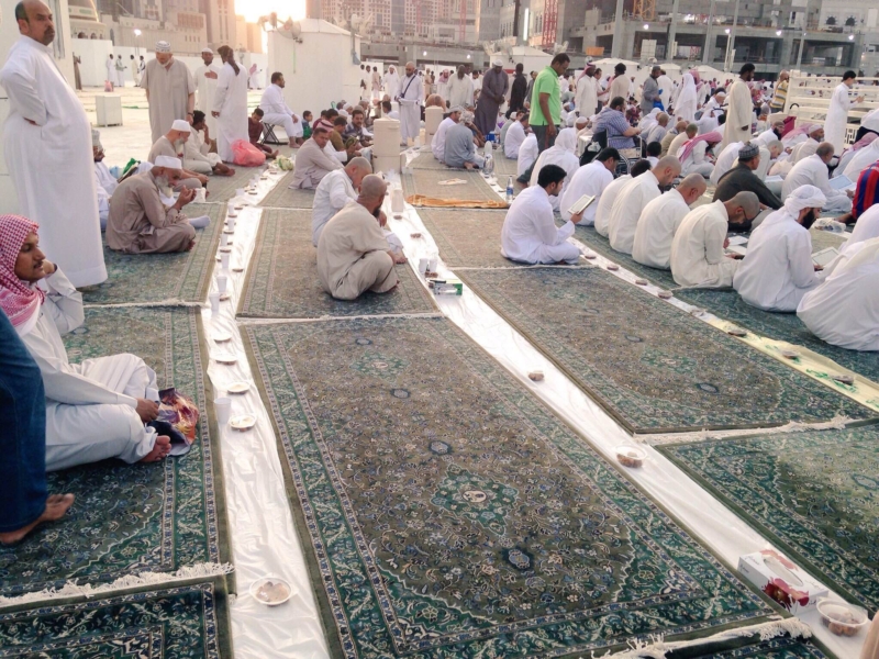 شباب مكة الهمم يعدون موائد افطار الحرم ‫(66235357)‬ ‫‬