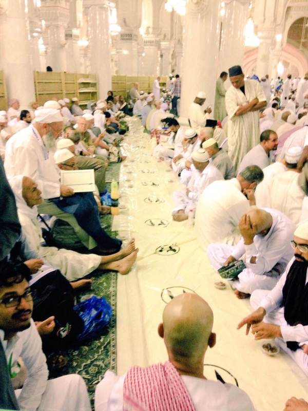 شباب مكة الهمم يعدون موائد افطار الحرم ‫(66235358)‬ ‫‬