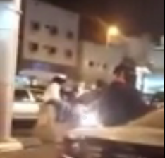 فيديو متداول.. شبان يرتدون براقع على دراجات نارية بـ #الطائف