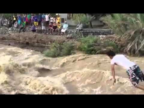 بالفيديو.. شبان يمارسون قفزة السباحة في السيول