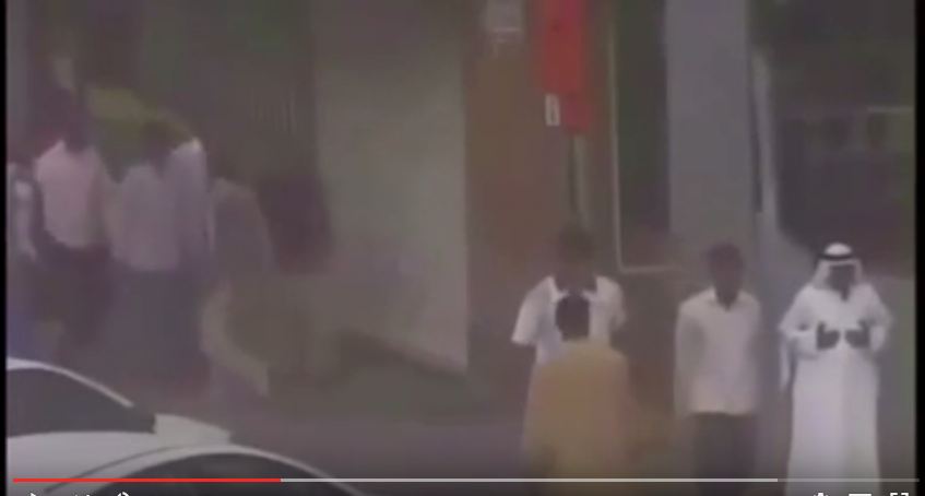 بالفيديو.. موظف كاميرا المراقبة يطلب الإسعاف لشخصٍ وضع يده على قلبه - المواطن