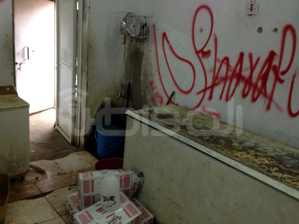 بالصور.. بلدية الشرائع تغلق مطعماً بـ”الجعرانة” وتصادر محتوياته