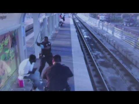 شاهد.. شرطي أمريكيّ يعتدي بوحشيّة على رجل بمحطة قطار