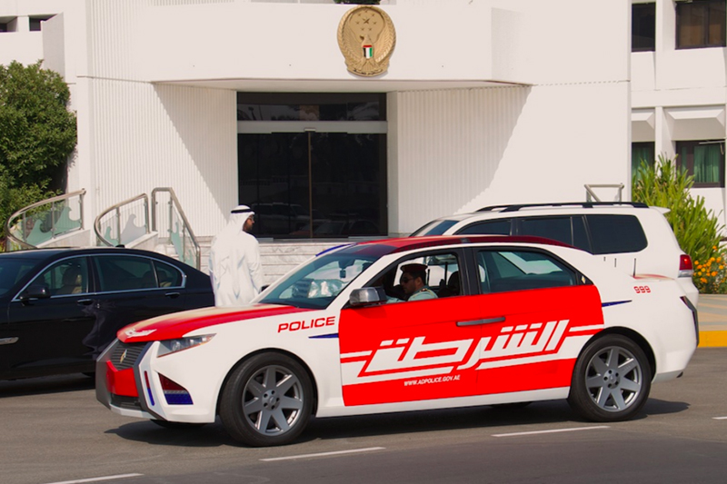 هرب من مخالفة مرورية فتسبب بقتل سيدة وإصابة زوجها وطفليها