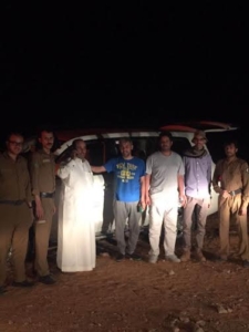 شرطة الخرج إنقاذ ثلاثة مواطنين بعد أن تعطلت مركبتهم في منطقة صحراوية