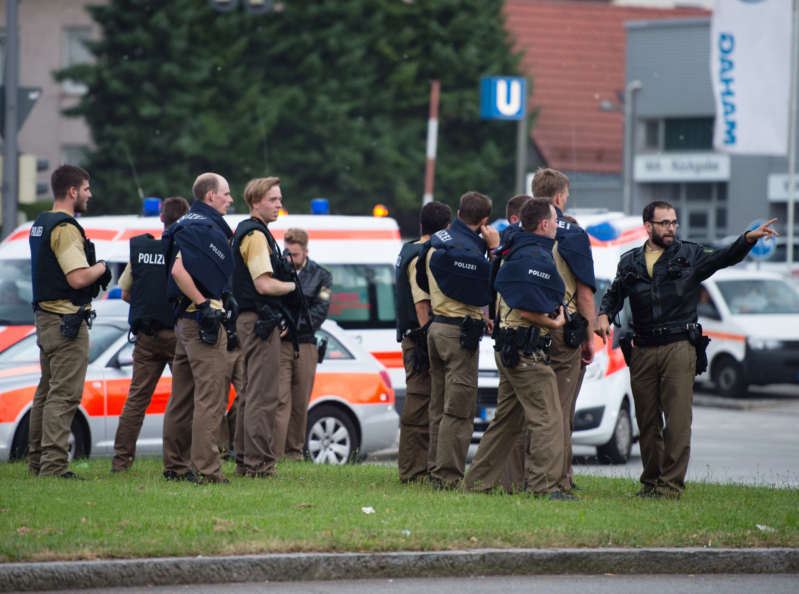 Police walks towards a shopping mall amid a shooting on July 22, 2016 in Munich. Several people were killed on Friday in a shooting rampage by a lone gunman in a Munich shopping centre, media reports said / AFP PHOTO / dpa / Matthias Balk / Germany OUT