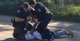 بالفيديو.. شرطي أمريكي ينهال على شاب أسود باللكمات