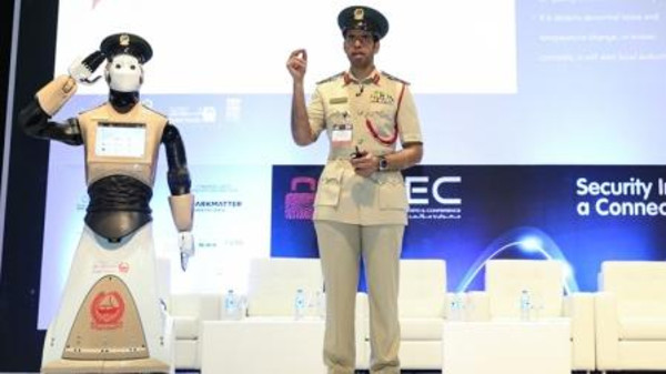 رسمياً.. شرطة دبي تعلن انضمام أول شرطي “آلي” لكوادرها