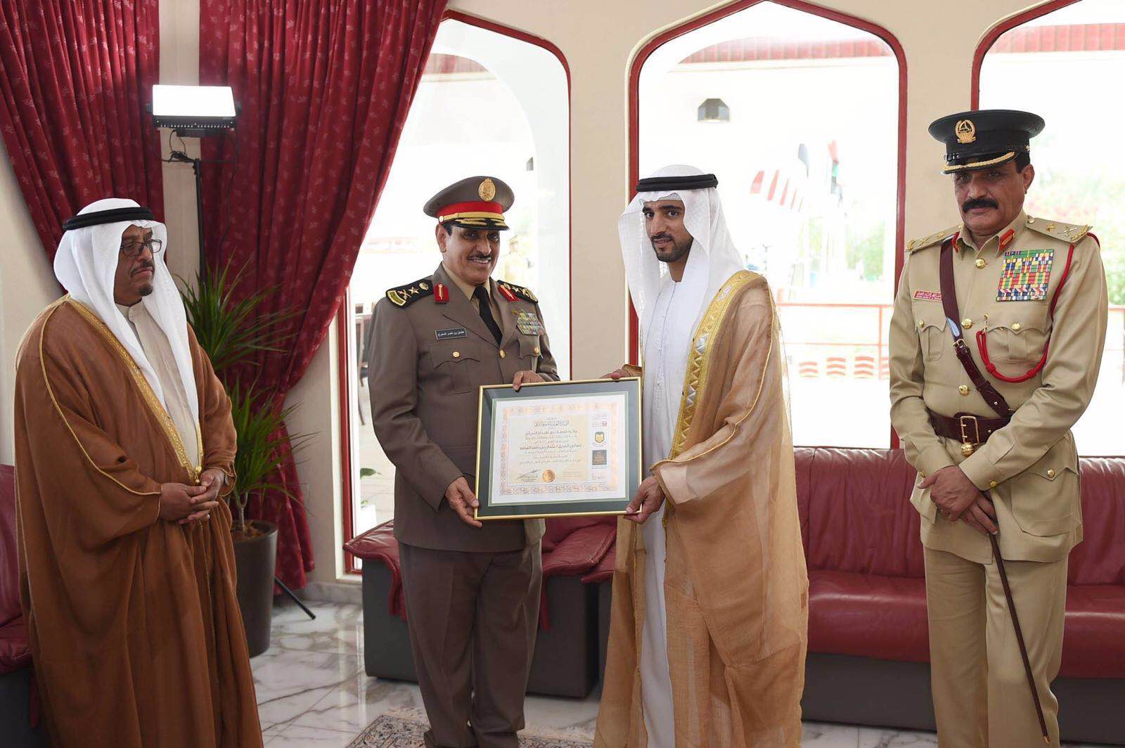 شرطة دبي تمنح الفريق المحرج جائزة الابداع البحثي (4)