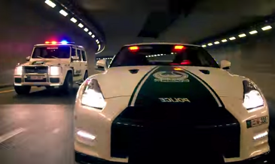 بالفيديو.. سيارات شرطة دبي الفارهة تخطف الأنظار
