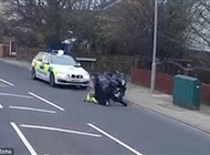بالفيديو.. لحظة إنقاذ شرطي وقع فريسة راكب دراجة غاضب