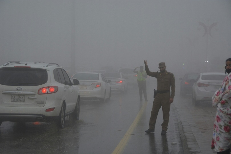 شرطة عسير تحت المطر (11)