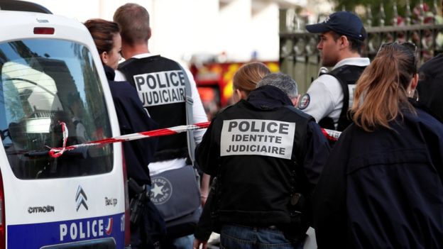 مقتل رجل هاجم شرطيين في باريس بسكين