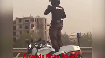 شاهد.. شرطي يرقص فوق دراجة نارية على طريق سريع