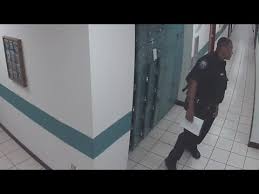 فيديو طريف.. شرطي يفر من فأر داخل مركز شرطة