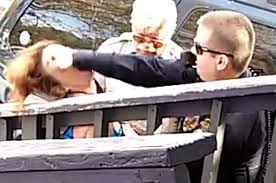 شاهد.. شرطي أمريكي يلكم امرأة أثناء اعتقالها