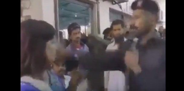 شاهد.. شرطي باكستاني يصفع مذيعة استفزته