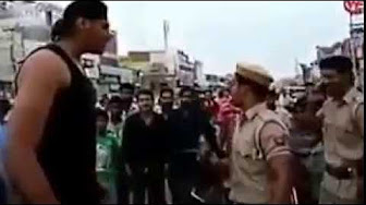 شاهد.. شرطي هندي يتشاجر مع رجل عملاق والنهاية غير متوقعة