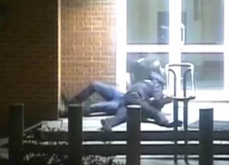 بالفيديو.. شرطي روسي يصارع دبلوماسياً أمريكياً ويسقطه أرضاً