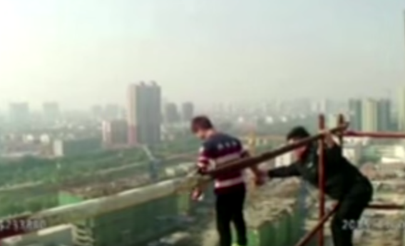 شرطي صيني يخاطر بحياته لانقاذ شاب يحاول الانتحار