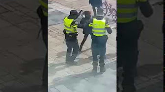 شاهد.. شرطي هولندي يرقص مع أطفال صغار وسط الطريق