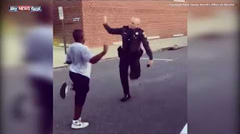 شاهد.. شرطي يتحدى شاب في الرقص