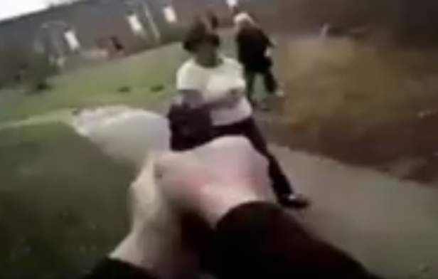 فيديو صادم.. شرطي أمريكي يطلق النار على امرأة هددته بالساطور