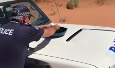 شاهد.. شرطي استرالي يستخدم سيارته لإعداد البيض المقلي