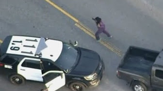 شاهد.. امرأة تحاول سرقة سيارة الشرطي الذي يطاردها