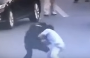 شاهد.. شرطية صينية تسيطر على رجل مسلح في ثانيتين فقط