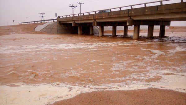 أمطار غامرة وسحب رعدية بعدة مناطق