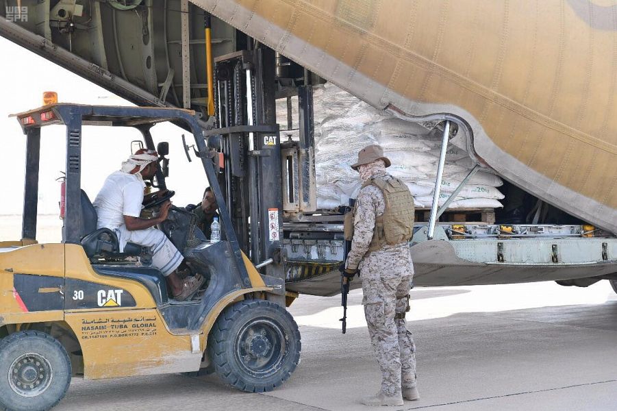 بالصور.. التحالف: تشغيل مطار الغيظة اليمني بالمهرة ويستقبل طائرة إغاثية من مركز الملك سلمان