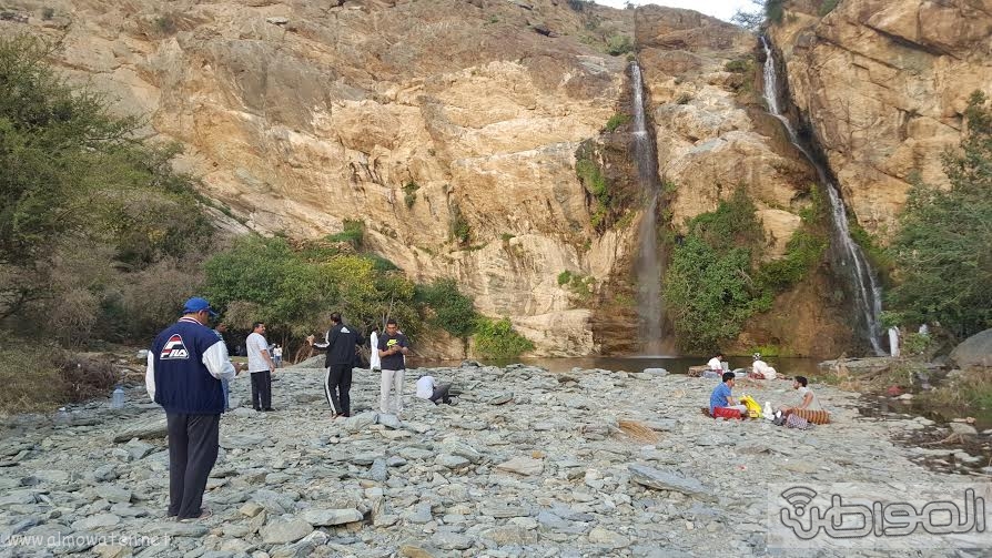 بالصور.. “شلال الدهناء”: معلم سياحي يفتقد للخدمات