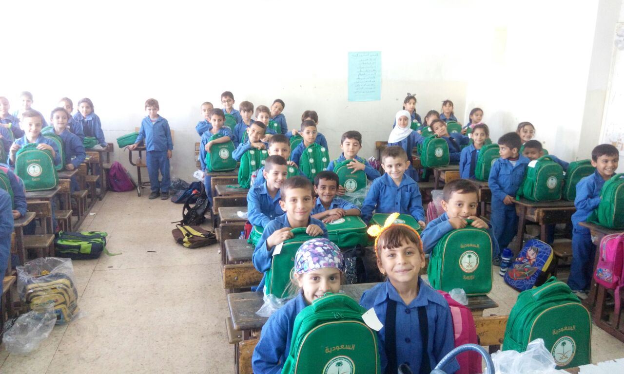 بالصور.. الحملة الوطنية توزع الحقائب المدرسية على الطلبة السوريين