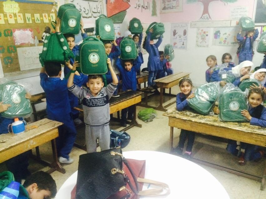بالصور.. الحملة الوطنية توزع الحقائب المدرسية على أبناء الأشقاء السوريين