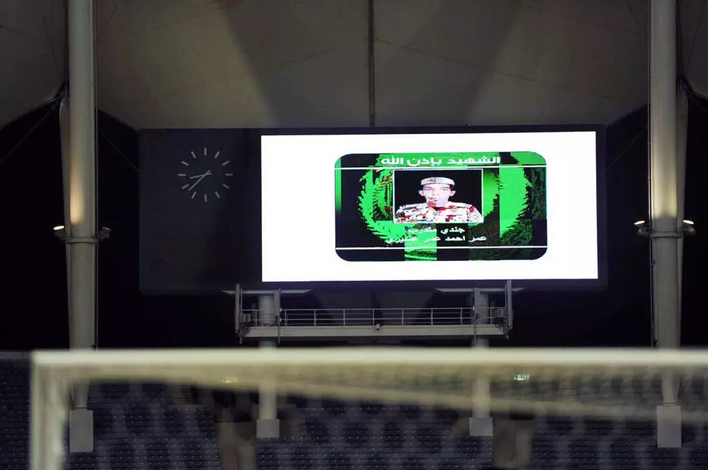 صور شهداء الواجب تزين شاشات ملعب الملك فهد الدولي خلال مواجهة #الهلال و #الوحدة في افتتاحية الدوري السعودي