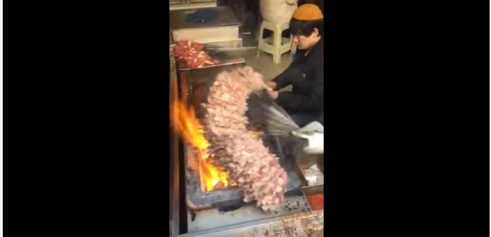 بالفيديو.. طريقة مذهلة لشواء اللحوم على الفحم