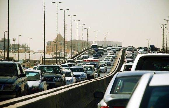 شاهد.. معاناة طبيب أسترالي في شوارع الرياض!