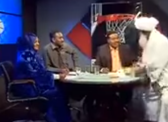 بالفيديو.. شيخ سوداني يترك البرنامج على الهواء بسبب لاعبة كرة !