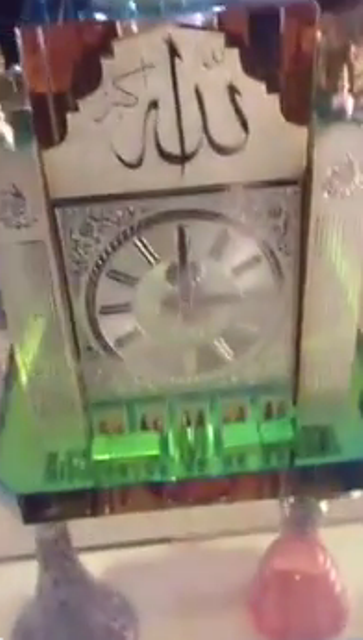 مطالب بمحاسبة محل يبيع شيشة مصممة على شكل ساعة مكة وتحمل لفظ الشهادتين