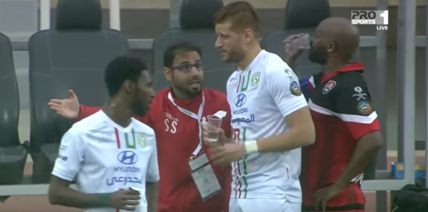 شاهد.. لقطة طريفة من شيكابالا في مباراة الرائد والاتفاق