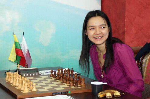 آل الشيخ يرحب باللاعبة القطرية في بطولة الشطرنج
