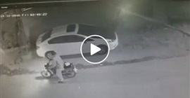 شاهد.. صاحب سيارة يطلق النيران على لصين حاولا سرقته