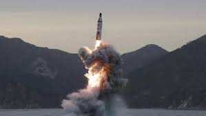 في جنح الليل.. كوريا الشمالية تنقل صاروخاً عابراً للقارات لساحلها الغربي
