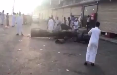 بالفيديو.. حطام الصاروخ الذي أسقطه التحالف فوق أبها ودمر منصة إطلاقه